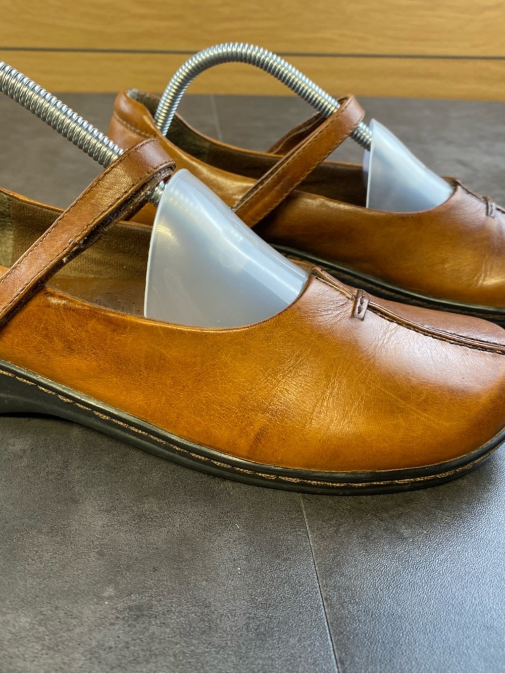 Michel M Women’s Brown Leather Mary Jane Slip on Flats with Comfort Strap-9.5‎